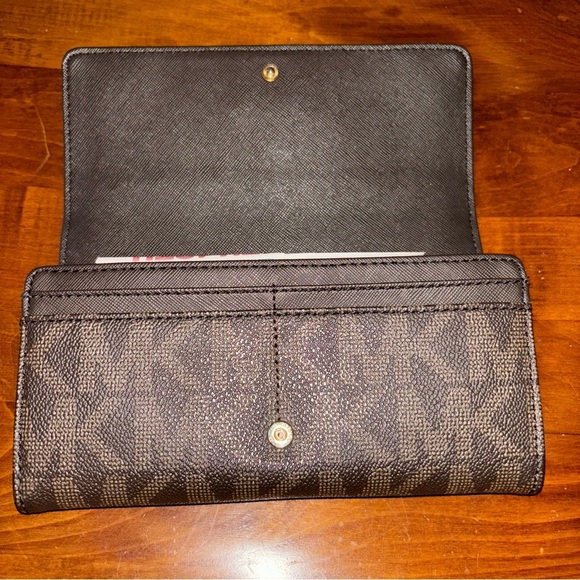 MICHAEL KORS MK Signature Fulton Flap Continental Wallet. - Picture 12 of 14
